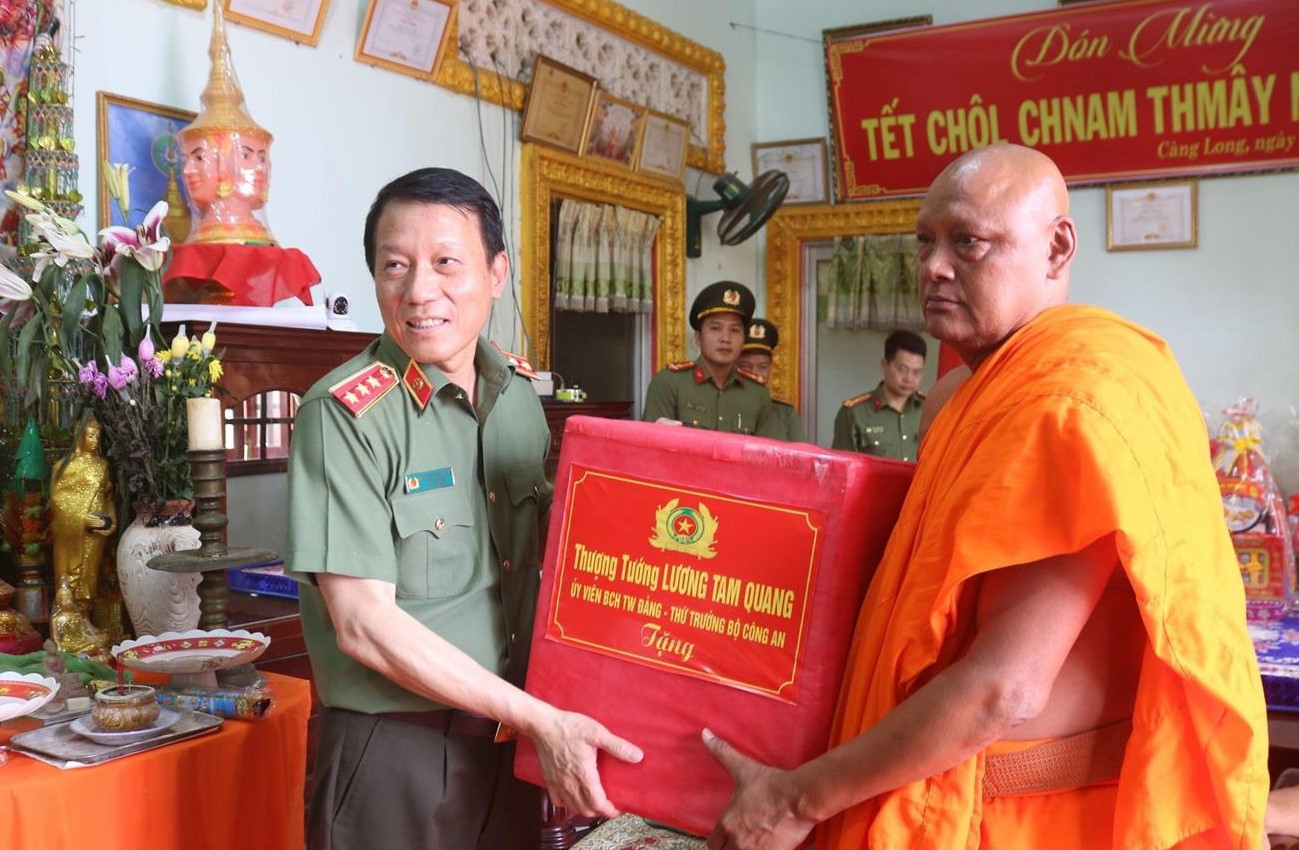 Thứ trưởng Bộ Công an tặng quà Thượng tọa Thạch Thường - Chủ tịch Hội Đoàn kết sư sãi yêu nước huyện Càng Long. Ảnh: Hồ Giang Thứ trưởng Bộ Công an tặng quà Thượng tọa Thạch Thường - Chủ tịch Hội Đoàn kết sư sãi yêu nước huyện Càng Long. Ảnh: Hồ Giang