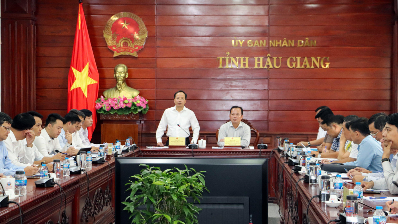 Quang cảnh buổi làm việc. Quang cảnh buổi làm việc.