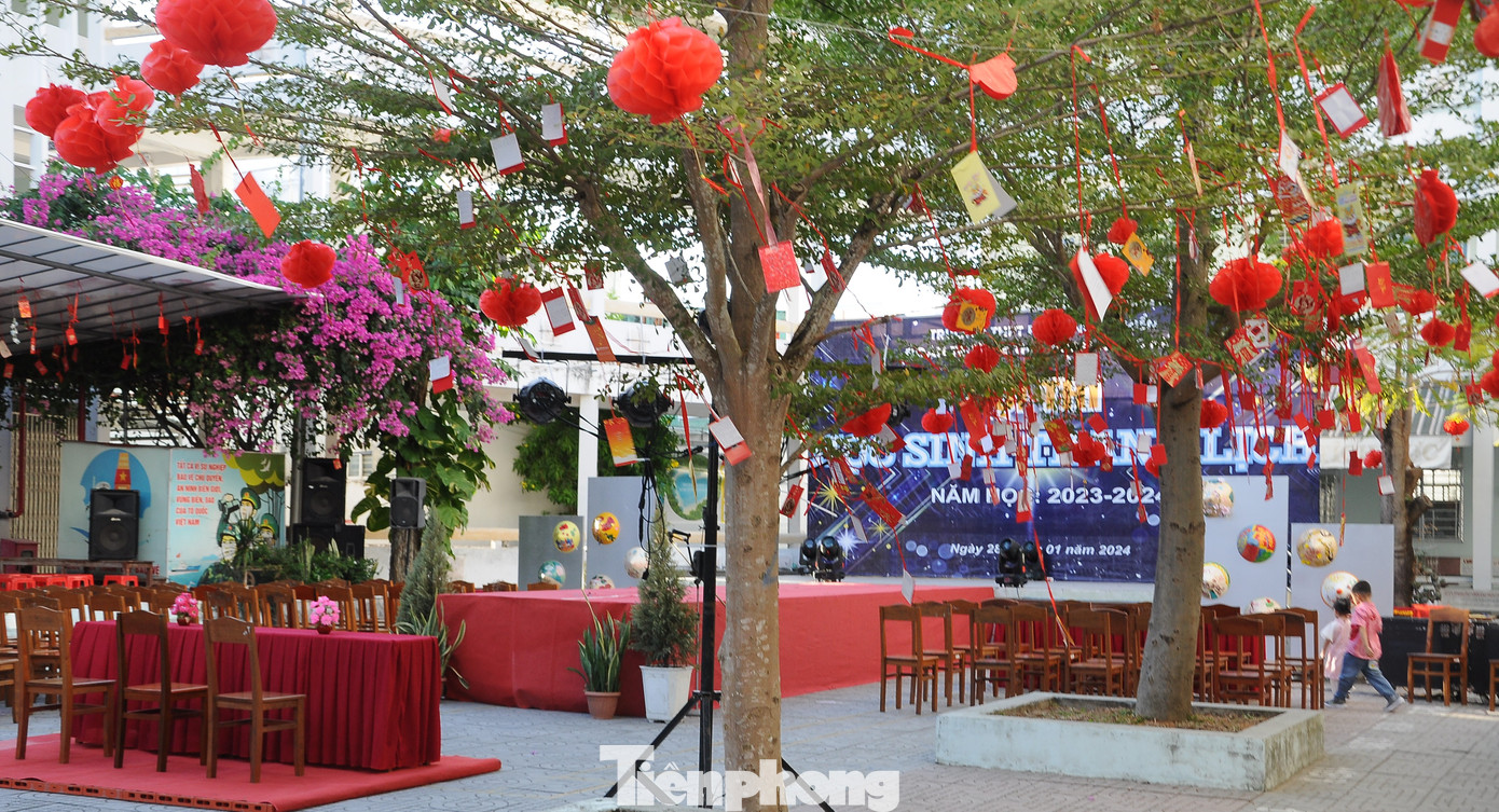 Không khí Tết tràn ngập sân trường. Không khí Tết tràn ngập sân trường.