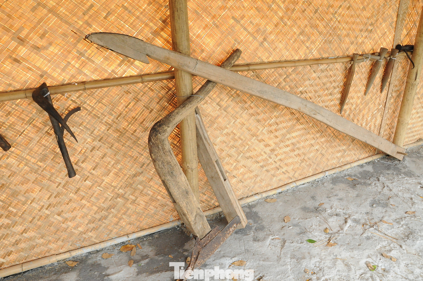 Đây là thời kỳ sản xuất tự cung tự cấp, công cụ giản đơn, cầm tay; năng suất lao động thấp, chỉ đảm bảo bù đắp sức lao động… Đây là thời kỳ sản xuất tự cung tự cấp, công cụ giản đơn, cầm tay; năng suất lao động thấp, chỉ đảm bảo bù đắp sức lao động…