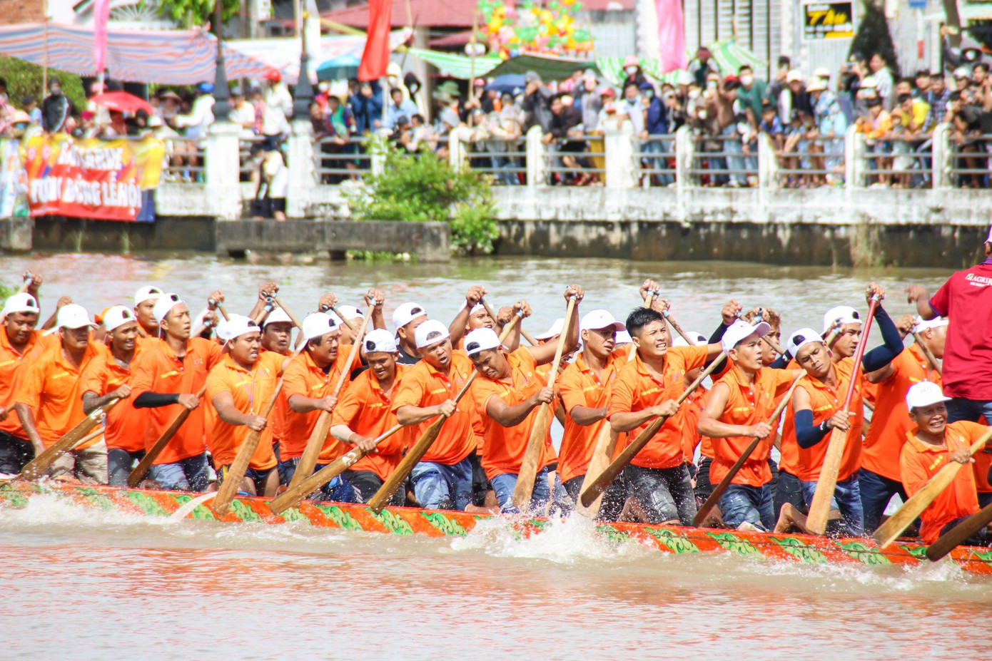 Đội ghe thành phố Trà Vinh đang bứt tốc. Ảnh: P.An.
