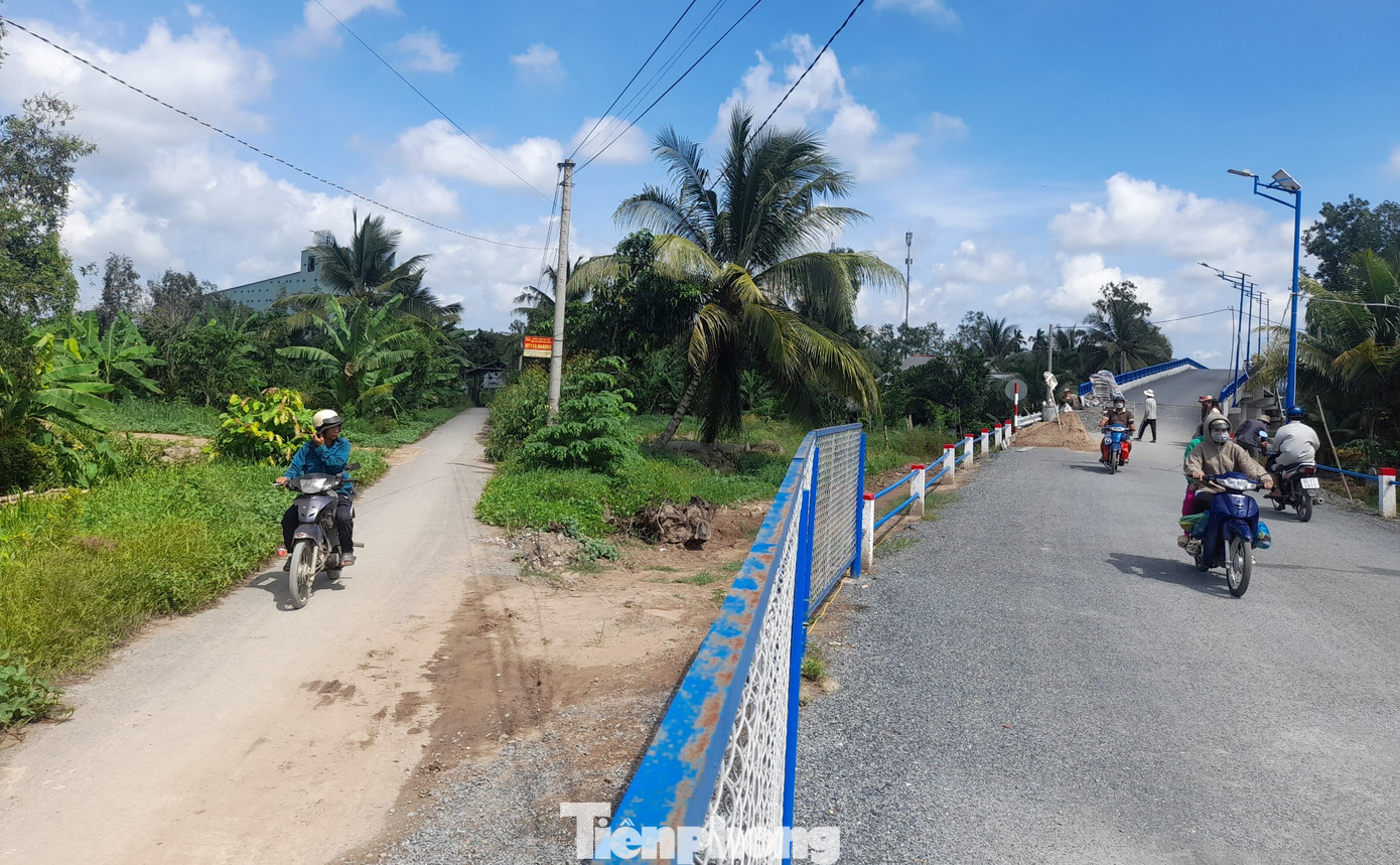 Người dân qua sông có hai lựa chọn, đi phà giá 1.500 đồng/lượt, còn qua cầu giá 3.000 đồng/lượt (xe máy). Ảnh: Cảnh Kỳ. Người dân qua sông có hai lựa chọn, đi phà giá 1.500 đồng/lượt, còn qua cầu giá 3.000 đồng/lượt (xe máy). Ảnh: Cảnh Kỳ.