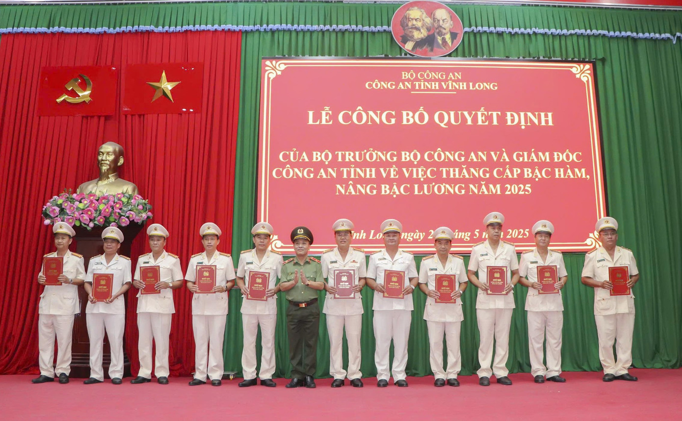 Thiếu tướng Nguyễn Trọng Dũng - Giám đốc Công an tỉnh Vĩnh Long trao quyết định cho các cán bộ.