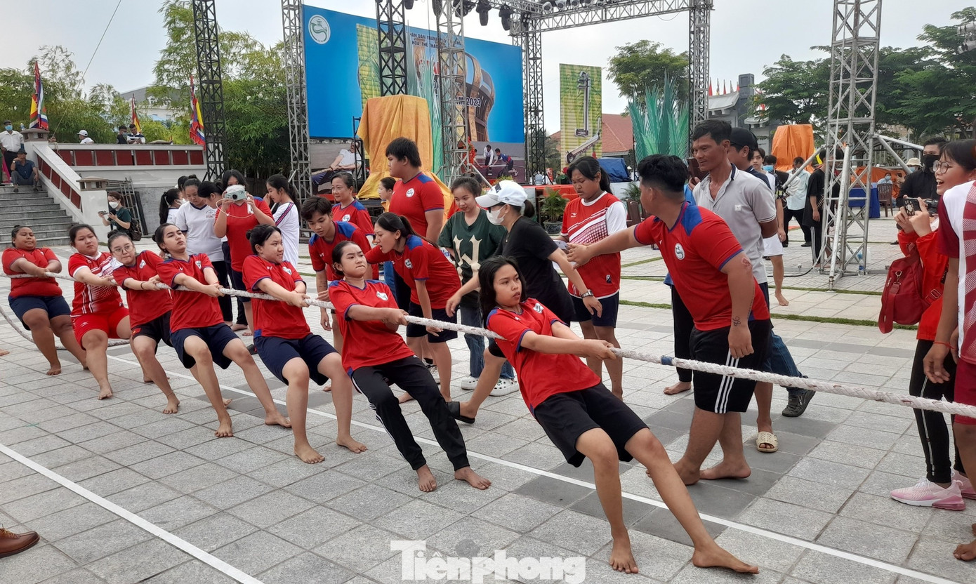 Cùng với các hoạt động dịp lễ Thống nhất đất nước năm nay, Giải kéo co, đẩy gậy thành phố Cần Thơ năm 2023 được tổ chức tại Đền thờ Vua Hùng thành phố Cần Thơ.