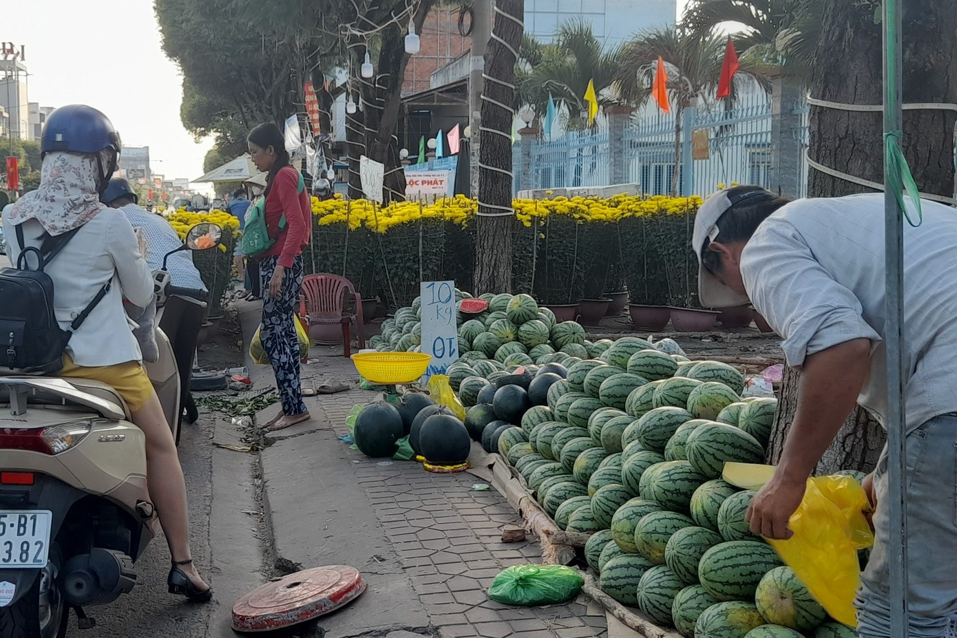 Ngoài hoa, các mặt hàng như dưa hấu, bưởi... cũng còn được bày bán khá nhiều trong chiều 30 Tết.