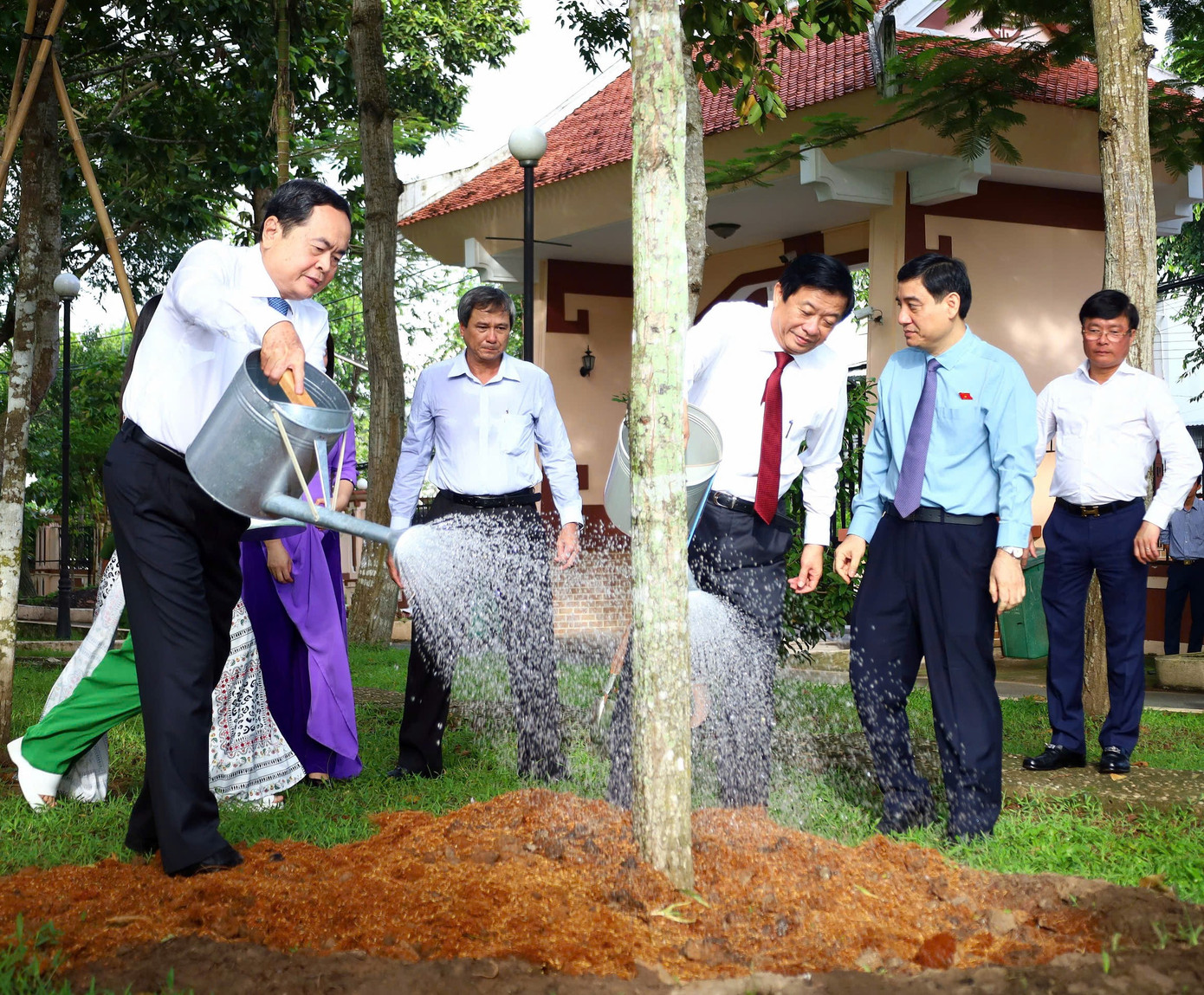 Chủ tịch Quốc hội cùng lãnh đạo tỉnh Vĩnh Long trồng cây tại Khu lưu niệm Chủ tịch Hội đồng Bộ trưởng Phạm Hùng. Chủ tịch Quốc hội cùng lãnh đạo tỉnh Vĩnh Long trồng cây tại Khu lưu niệm Chủ tịch Hội đồng Bộ trưởng Phạm Hùng.