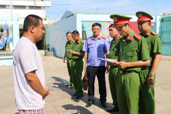 Công an tống đạt các quyết định đối với các đối tượng. Công an tống đạt các quyết định đối với các đối tượng.