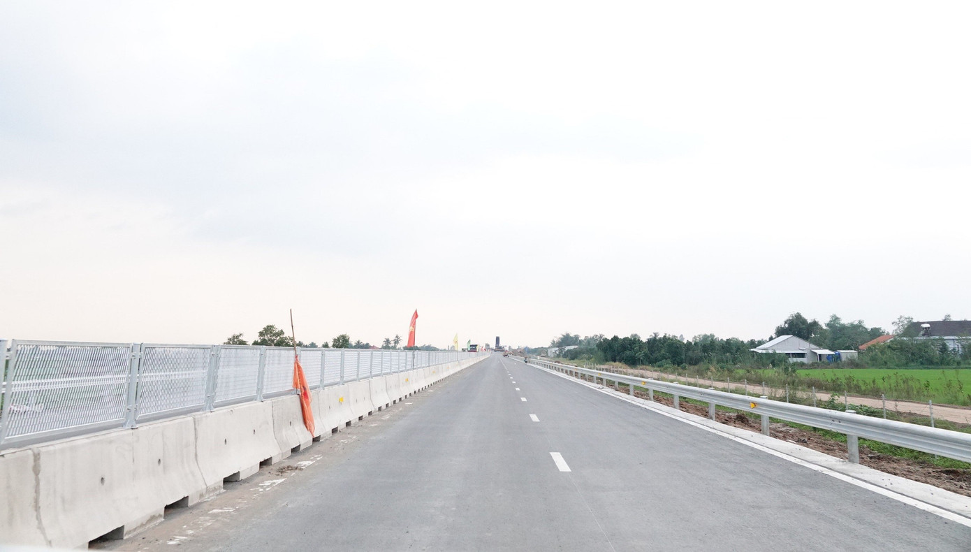 Dự án cao tốc Mỹ Thuận – Cần Thơ có chiều dài toàn tuyến khoảng 22,97 km. Dự án có điểm đầu tại Km107+363,08 (tương đương Km107+740, lý trình Dự án cầu Mỹ Thuận 2) thuộc địa phận phường Tân Hòa, TP. Vĩnh Long, tỉnh Vĩnh Long. Điểm cuối tại Km130+337 (nút giao Chà Và, kết nối quốc lộ 1 hiện hữu), thuộc địa phận xã Thuận An, thị xã Bình Minh, tỉnh Vĩnh Long.