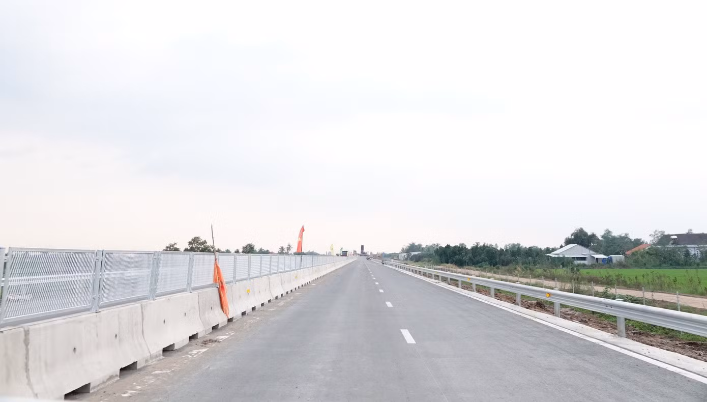 Dự án cao tốc Mỹ Thuận – Cần Thơ có chiều dài toàn tuyến khoảng 22,97 km. Dự án có điểm đầu tại Km107+363,08 (tương đương Km107+740, lý trình Dự án cầu Mỹ Thuận 2) thuộc địa phận phường Tân Hòa, TP. Vĩnh Long, tỉnh Vĩnh Long. Điểm cuối tại Km130+337 (nút giao Chà Và, kết nối quốc lộ 1 hiện hữu), thuộc địa phận xã Thuận An, thị xã Bình Minh, tỉnh Vĩnh Long.