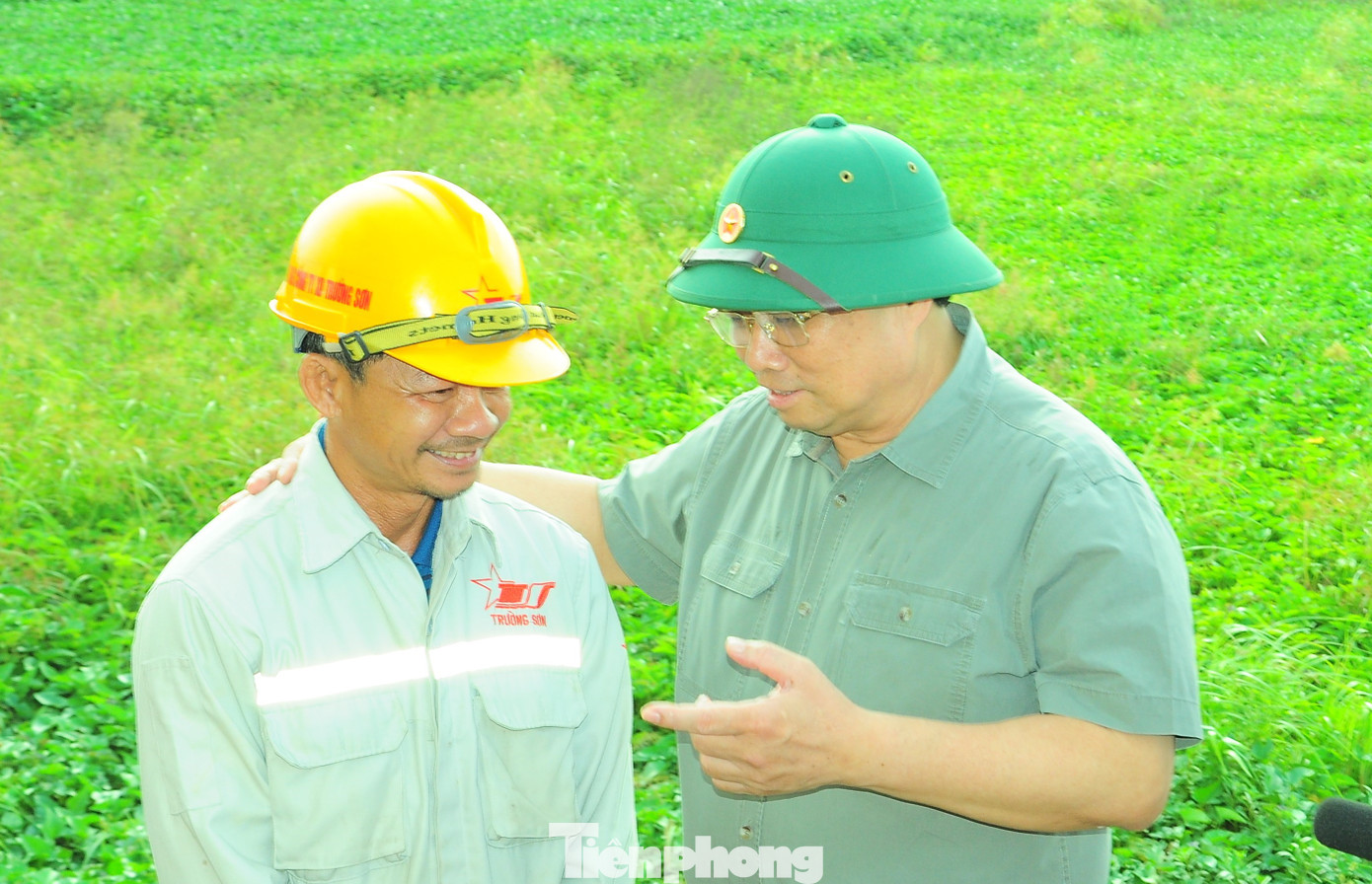 Thủ tướng thăm hỏi công nhân tại công trường. (Ảnh: Cảnh Kỳ)