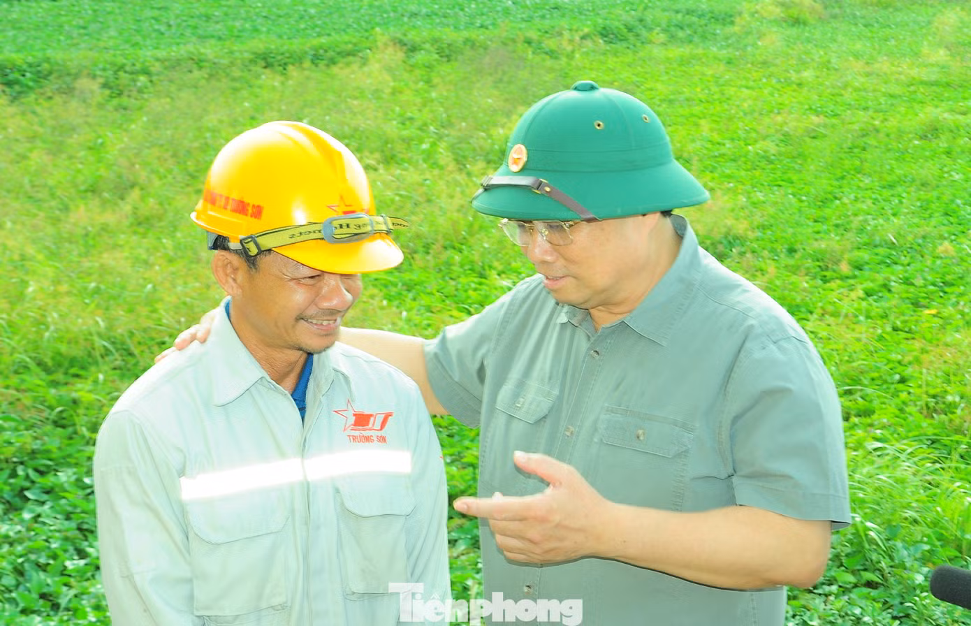 Thủ tướng thăm hỏi công nhân tại công trường. (Ảnh: Cảnh Kỳ) Thủ tướng thăm hỏi công nhân tại công trường. (Ảnh: Cảnh Kỳ)