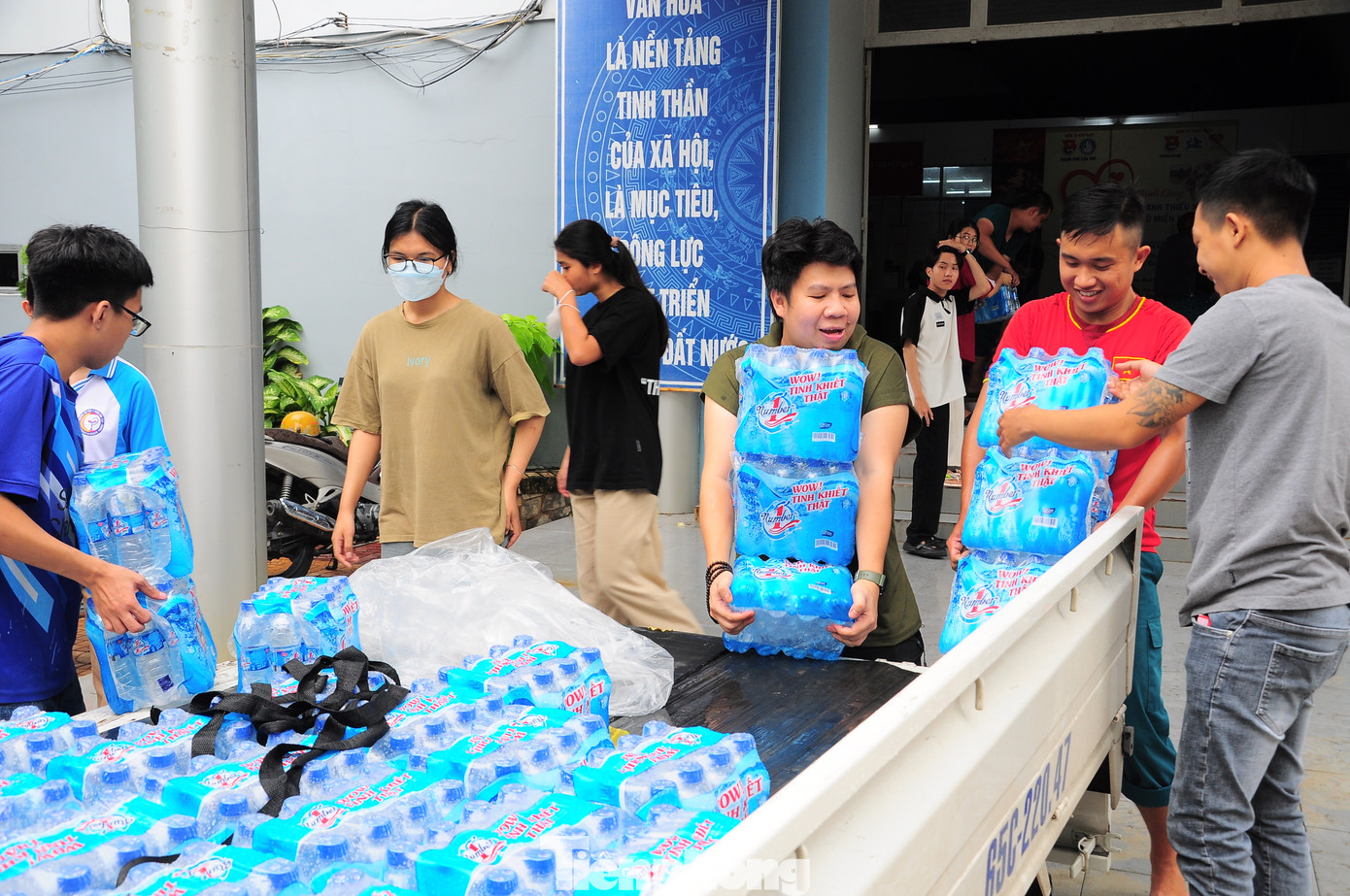 Chương trình tiếp nhận các nhu yếu phẩm như mì gói, đồ hộp, đồ ăn liền, nước, sữa, bánh... để gửi ra chia sẻ cùng đồng bào phía Bắc chịu ảnh hưởng của cơn bão số 3 vừa qua. Anh Lại Phước Trường Thành – Bí thư Đoàn phường Cái Khế chia sẻ: "Khi cập nhật tình hình cơn bão số 3, bão qua thì lũ lụt tới, xem những thông tin, hình ảnh thì rất buồn, thanh niên phải làm gì đó để xứng đáng tuổi trẻ xung kích, tình nguyện. Dưới sự chỉ đạo của Thường trực Thành Đoàn, Hội Sinh viên, Trung tâm Hỗ trợ học sinh sinh viên thành phố, Đoàn phường Cái Khế và Quỹ thiện nguyện Phan Thông Hưng cùng thống nhất vận động hỗ trợ đồng bào". Chương trình tiếp nhận các nhu yếu phẩm như mì gói, đồ hộp, đồ ăn liền, nước, sữa, bánh... để gửi ra chia sẻ cùng đồng bào phía Bắc chịu ảnh hưởng của cơn bão số 3 vừa qua. Anh Lại Phước Trường Thành – Bí thư Đoàn phường Cái Khế chia sẻ: "Khi cập nhật tình hình cơn bão số 3, bão qua thì lũ lụt tới, xem những thông tin, hình ảnh thì rất buồn, thanh niên phải làm gì đó để xứng đáng tuổi trẻ xung kích, tình nguyện. Dưới sự chỉ đạo của Thường trực Thành Đoàn, Hội Sinh viên, Trung tâm Hỗ trợ học sinh sinh viên thành phố, Đoàn phường Cái Khế và Quỹ thiện nguyện Phan Thông Hưng cùng thống nhất vận động hỗ trợ đồng bào".