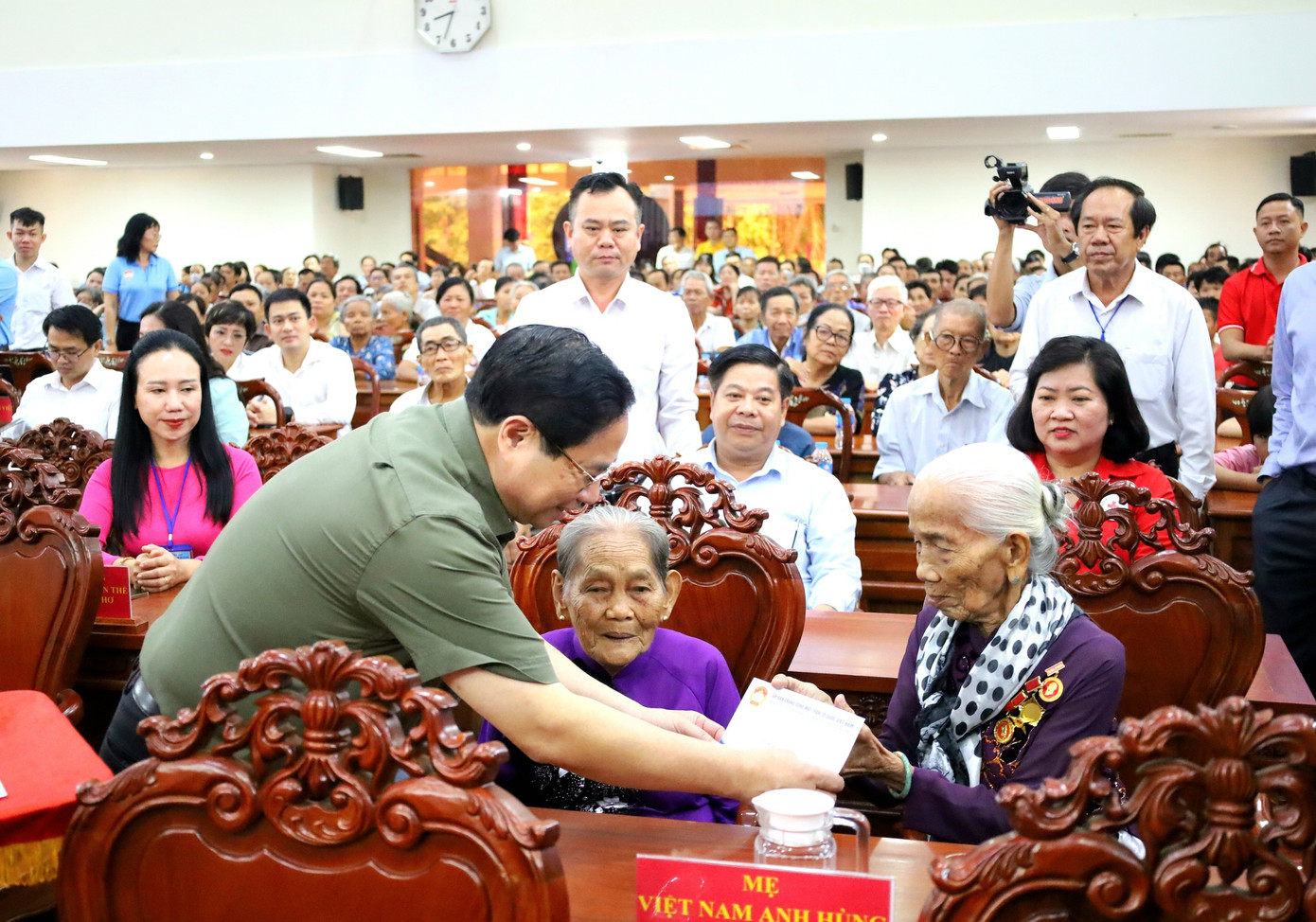 Thủ tướng tặng quà Mẹ Việt Nam Anh hùng.