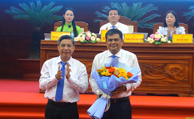 Chủ tịch UBND tỉnh Hậu Giang Đồng Văn Thanh chúc mừng ông Nguyễn Văn Bảy trúng cử Ủy viên UBND tỉnh.