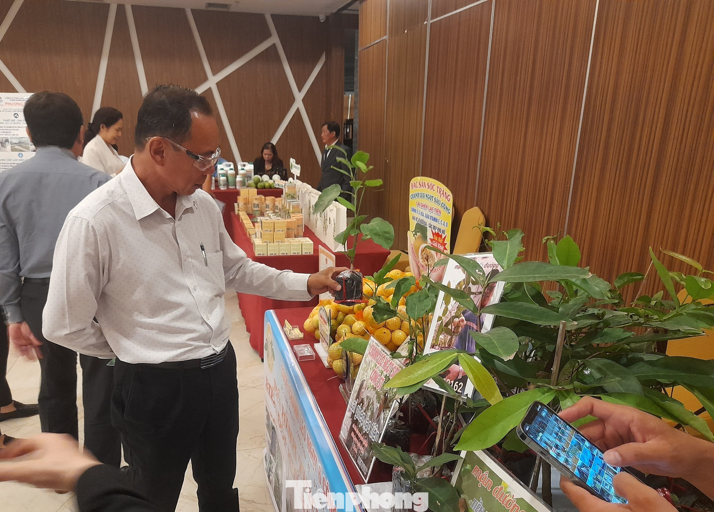 Đại biểu tham quan mô hình sản xuất thích ứng biến đổi khí hậu tại sự kiện. Ảnh: CK. Đại biểu tham quan mô hình sản xuất thích ứng biến đổi khí hậu tại sự kiện. Ảnh: CK.