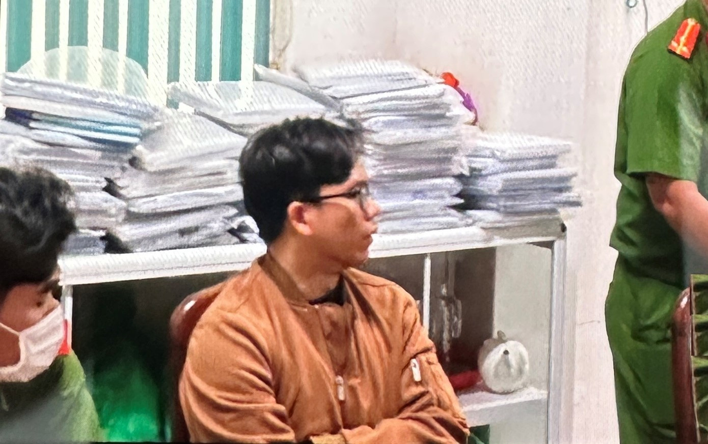 Đoàn Công Minh tại cơ quan công an. Đoàn Công Minh tại cơ quan công an.