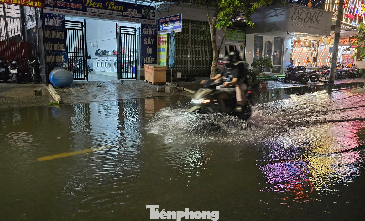 Đến hơn 20h, một vài đoạn ở đường bờ hồ Búng Xáng vẫn còn ngập. Theo người dân ở đây, tình trạng ngập xuất hiện từ hôm qua nhưng hôm nay nước ngập sâu và lâu hơn.