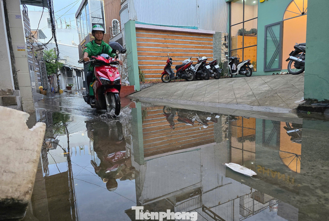 Một con hẻm ở đường Mậu Thân, phường An Hòa, quận Ninh Kiều bị ngập, nước cống lẫn nước triều tràn vào nhà dân.