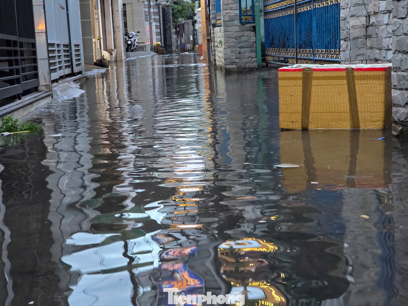 Một con hẻm ở đường Mậu Thân, phường An Hòa, quận Ninh Kiều bị ngập, nước cống lẫn nước triều tràn vào nhà dân.