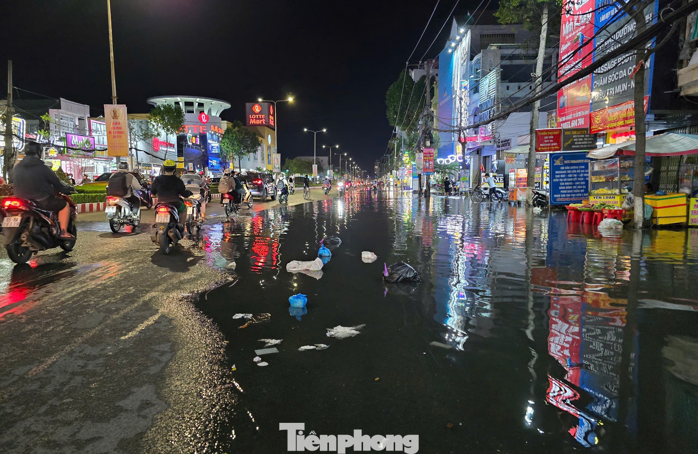 Đường Mậu Thân đoạn gần ngã tư giao với đường Nguyễn Văn Cừ lúc hơn 20h tối 1/4.