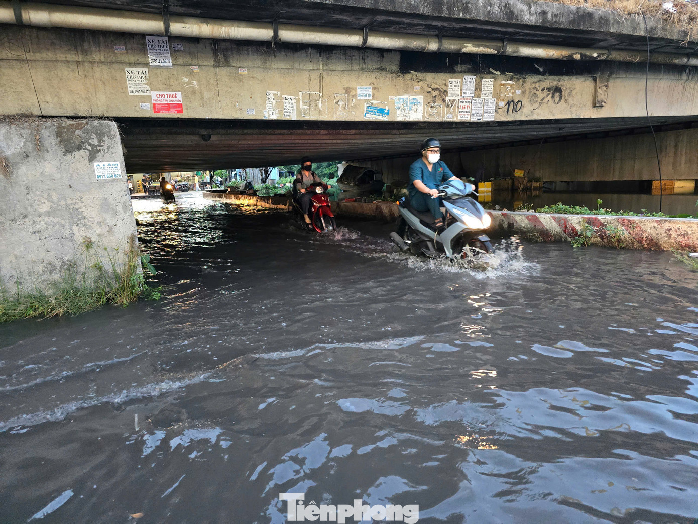 Cách đó không xa, đường bờ kè Rạch Ngỗng, đoạn dưới chân cầu Rạch Ngỗng 2 cũng bì bõm nước.