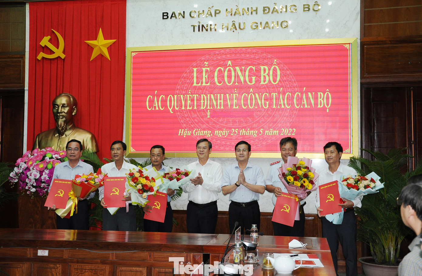 Lãnh đạo tỉnh Hậu Giang trao các quyết định về công tác cán bộ. Ảnh: CK