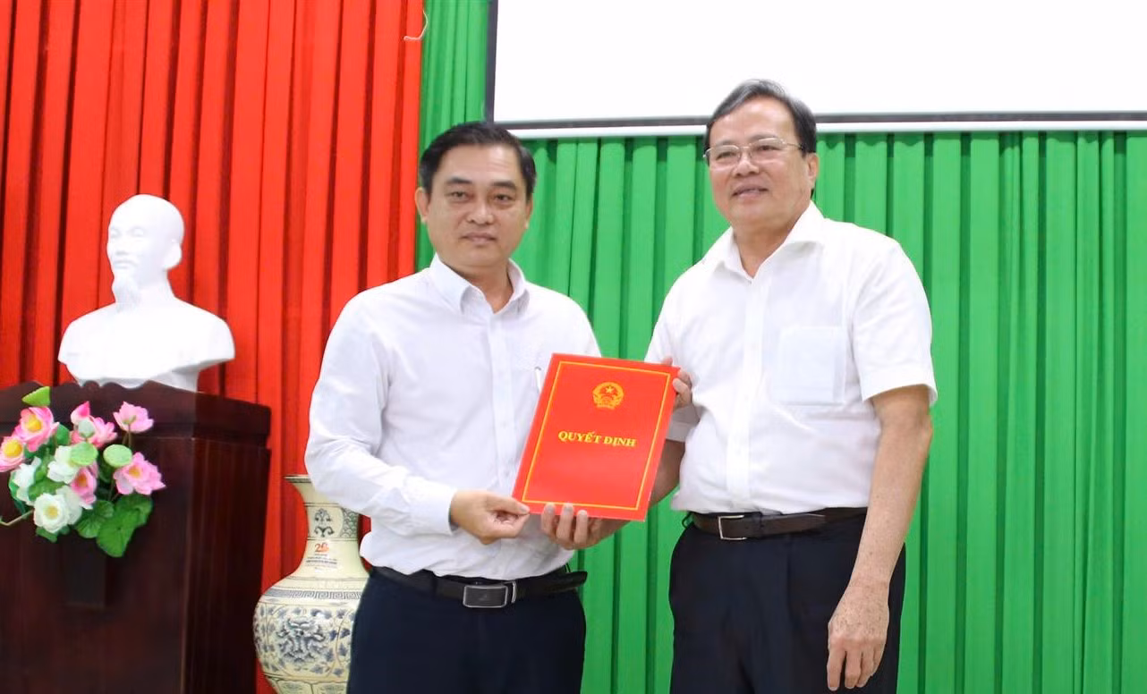 Chủ tịch UBND tỉnh Trà Vinh - Lê Văn Hẳn (bìa phải) trao quyết định cho ông Trương Văn Huy. Ảnh: Trúc Phương Chủ tịch UBND tỉnh Trà Vinh - Lê Văn Hẳn (bìa phải) trao quyết định cho ông Trương Văn Huy. Ảnh: Trúc Phương