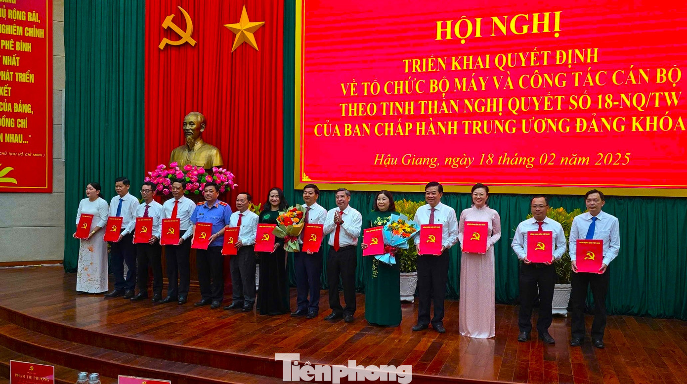 Ông Đồng Văn Thanh - Bí thư Tỉnh ủy, Chủ tịch HĐND tỉnh Hậu Giang trao quyết định cho BCH Đảng bộ các cơ quan Đảng tỉnh. Ảnh: CK Ông Đồng Văn Thanh - Bí thư Tỉnh ủy, Chủ tịch HĐND tỉnh Hậu Giang trao quyết định cho BCH Đảng bộ các cơ quan Đảng tỉnh. Ảnh: CK