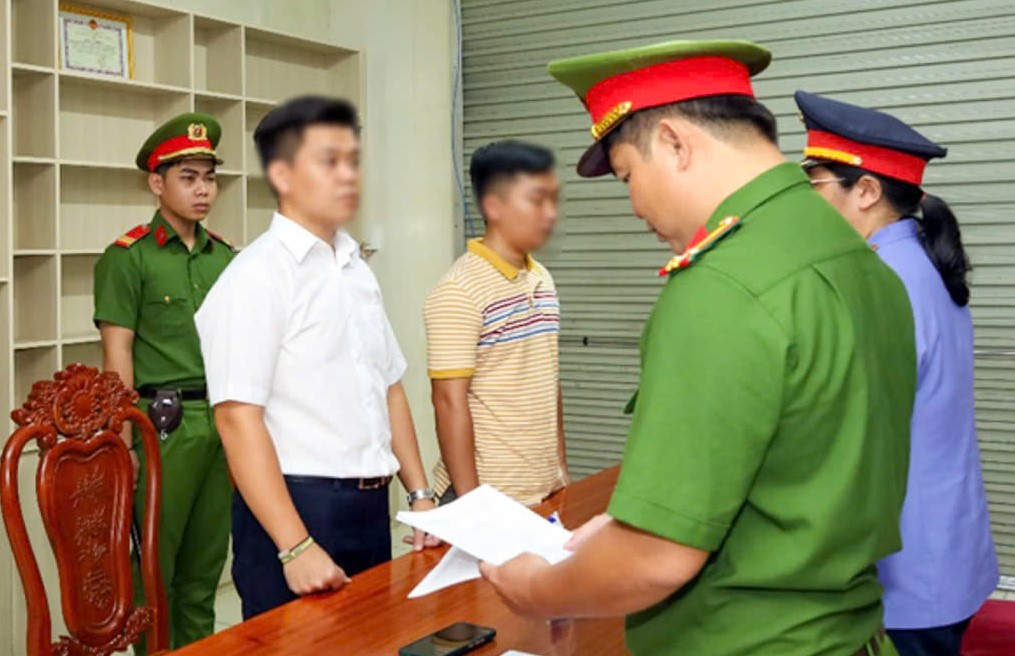 Công an tống đạt các quyết định đối với hai bị can.