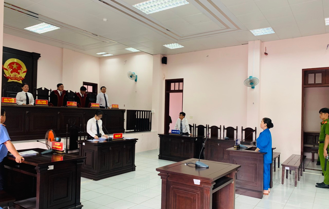 Quang cảnh phiên tòa. Quang cảnh phiên tòa.