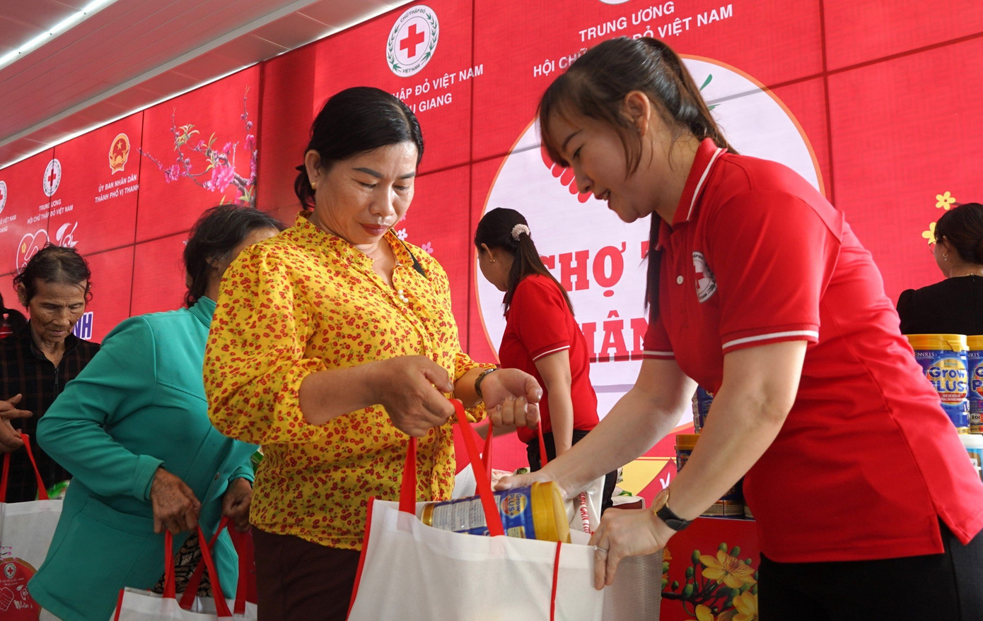 Người dân vui mừng nhận quà tại chương trình.