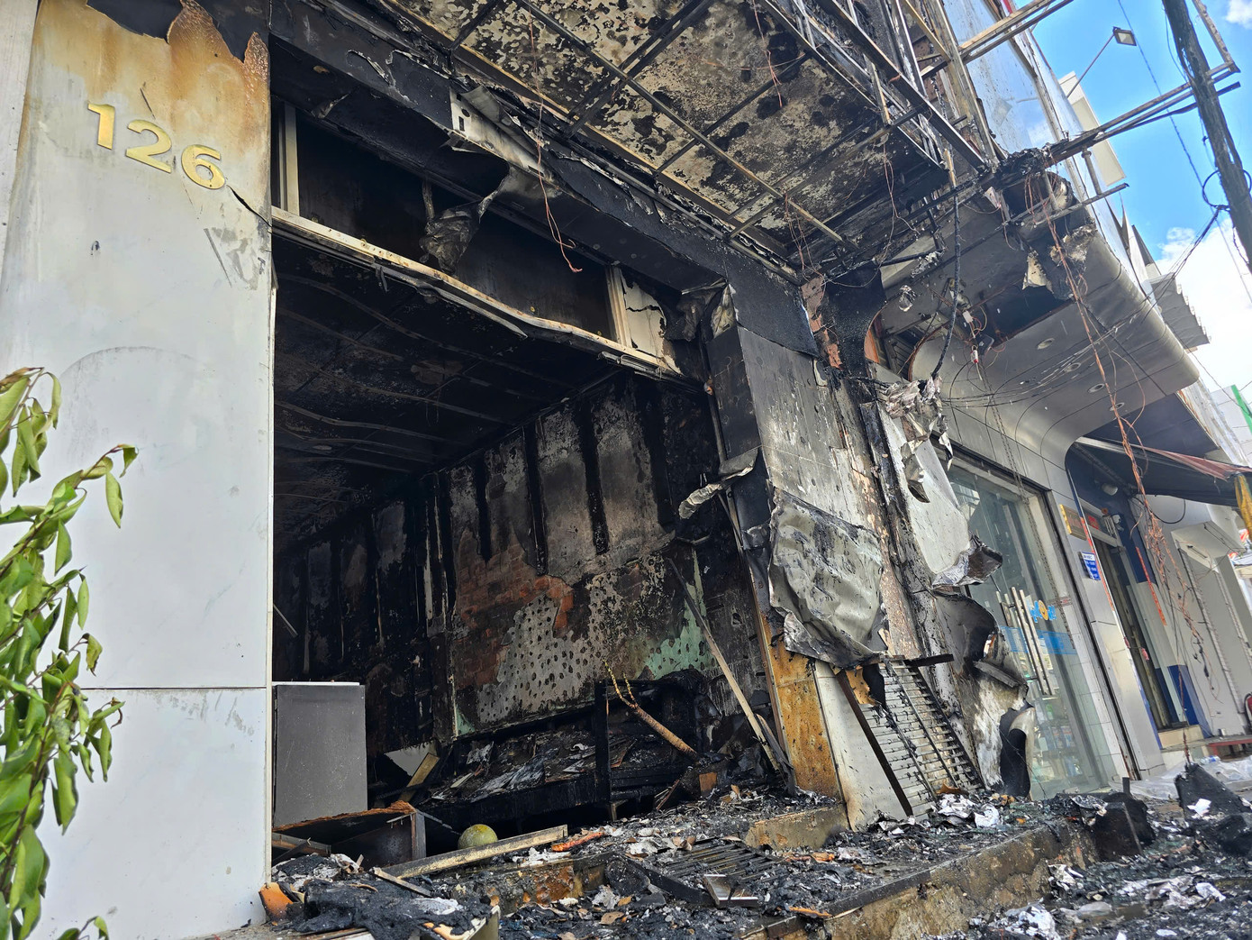 Một nhân viên cửa hàng cho biết, trước khi vụ cháy xảy ra, người này cùng ba đồng nghiệp phát hiện có mùi khét lạ nên đi kiểm tra. Khi đến khu vực phòng nghỉ phía trong, họ thấy lửa đang bùng phát dữ dội nên lập tức thoát ra ngoài và hô hoán người dân ứng cứu.