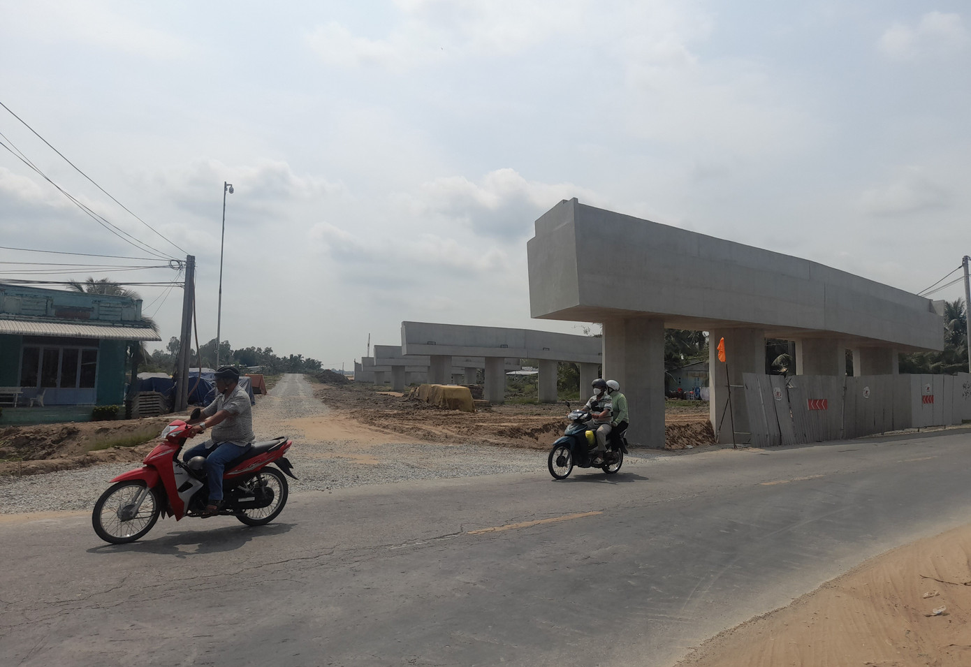 "Mọi năm về ăn Tết cùng gia đình, năm nay không về cũng buồn chứ. Một năm chỉ có một cái Tết để sum họp gia đình, nhưng anh em cũng vì lợi ích chung, phải làm cho kịp tiến độ của công trình", công nhân Nguyễn Văn Hưởng (quê Hậu Giang) tâm sự.