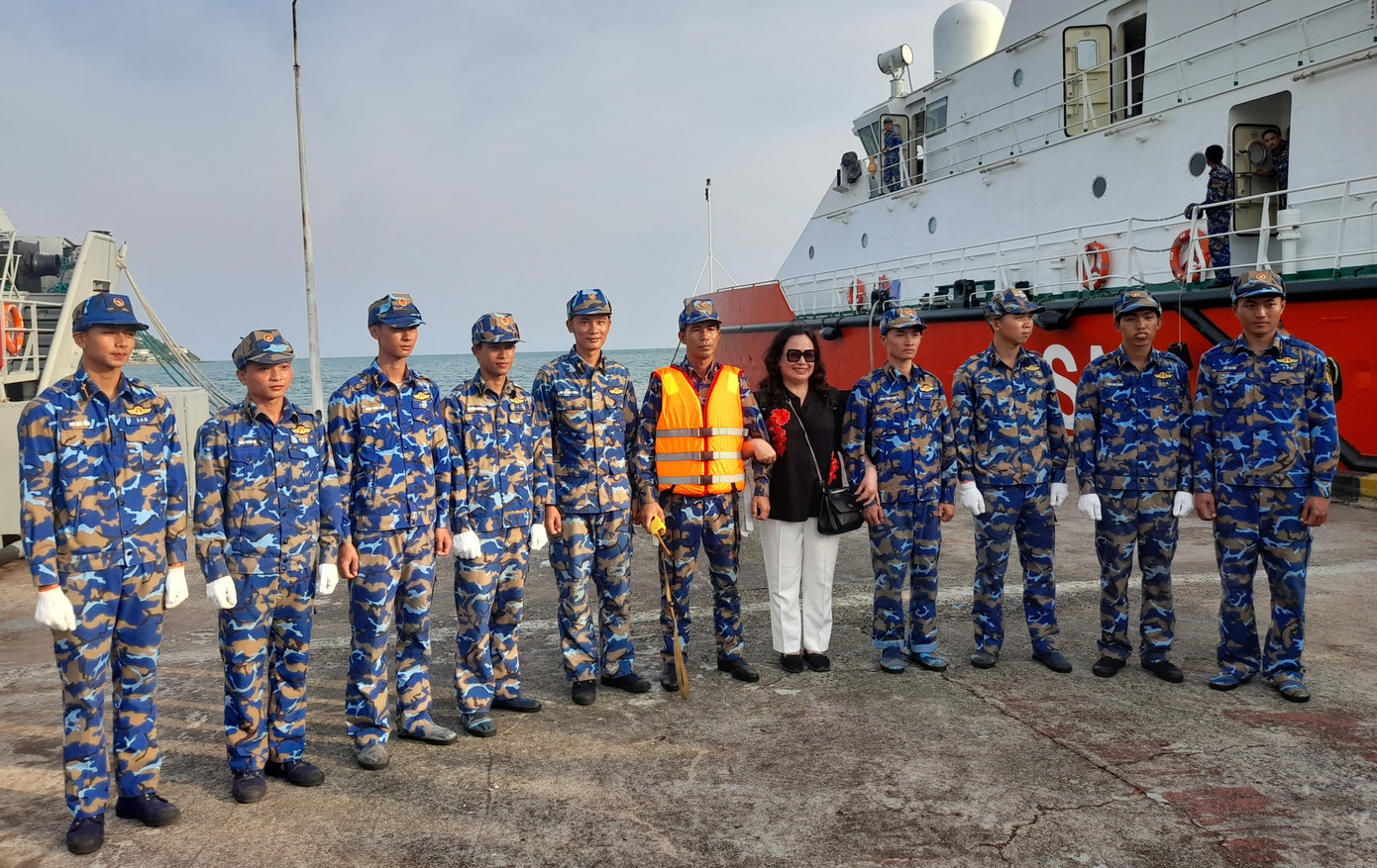 Sau 6 ngày với hải trình hơn 400 hải lý (tương đương hơn 600km), qua 5 đảo, đoàn công tác cập cảng ở Phú Quốc, hoàn thành chuyến đi đầy ý nghĩa, mang Tết ấm, Xuân về cùng cán bộ, chiến sĩ và nhân dân nơi biển trời Tây Nam của Tổ quốc. Sau 6 ngày với hải trình hơn 400 hải lý (tương đương hơn 600km), qua 5 đảo, đoàn công tác cập cảng ở Phú Quốc, hoàn thành chuyến đi đầy ý nghĩa, mang Tết ấm, Xuân về cùng cán bộ, chiến sĩ và nhân dân nơi biển trời Tây Nam của Tổ quốc.