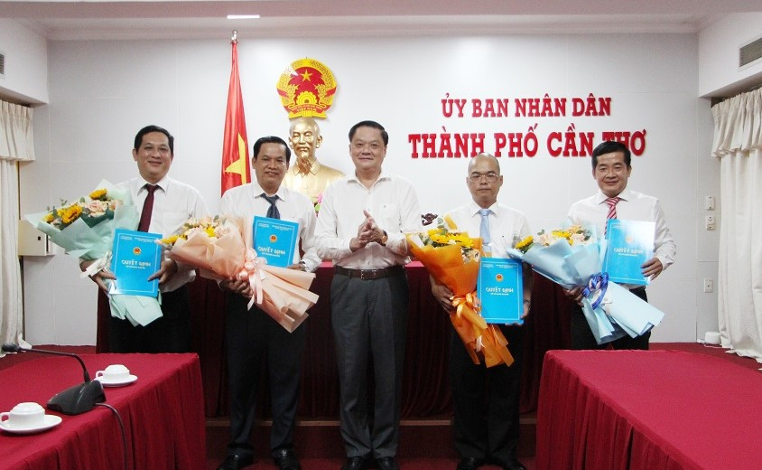 Phó Chủ tịch Thường trực UBND thành phố Cần Thơ Dương Tấn Hiển trao các quyết định điều động, bổ nhiệm. Ảnh: T.X