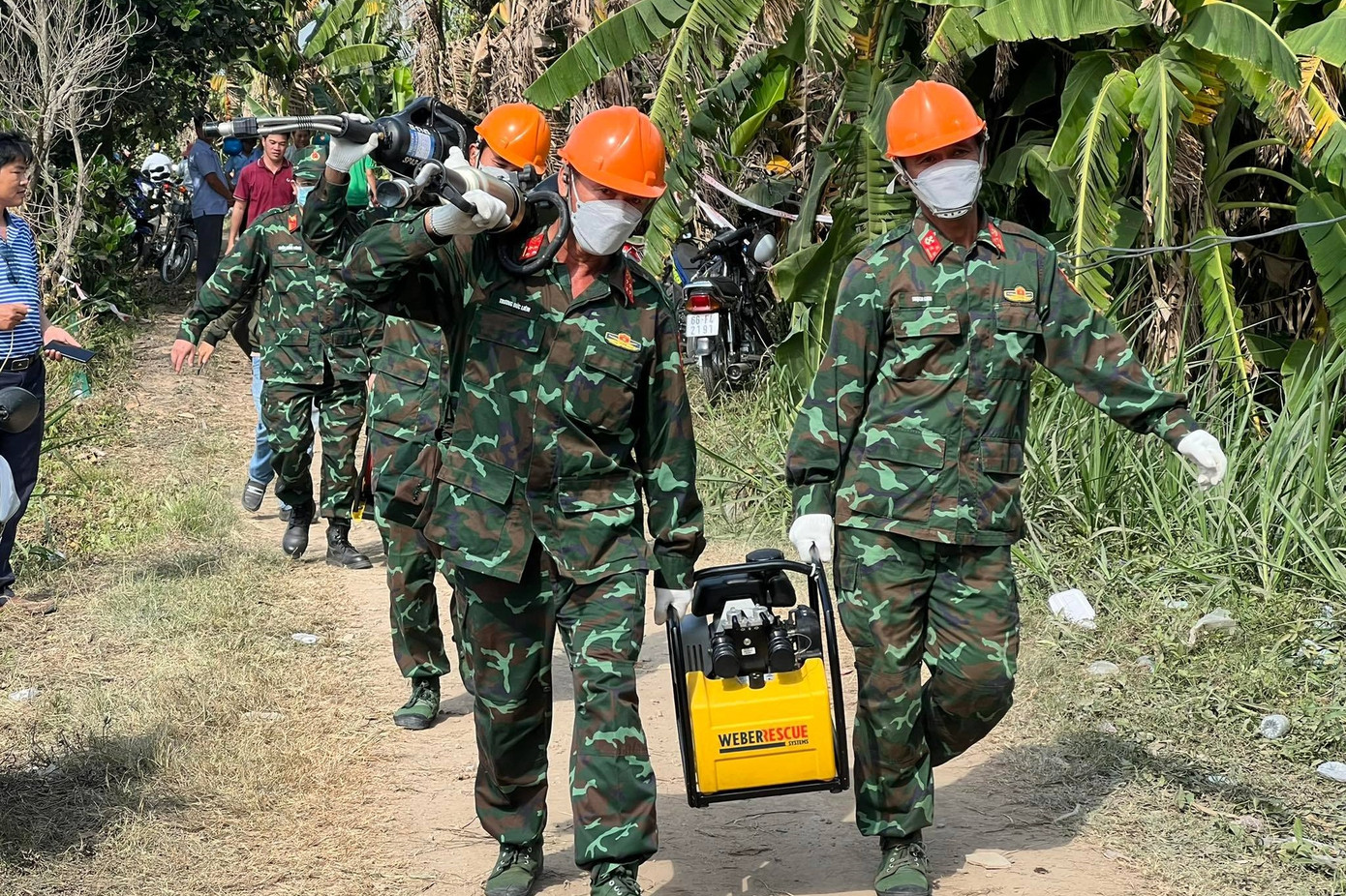 Bộ đội công binh được huy động đến hiện trường chiều 2/1.