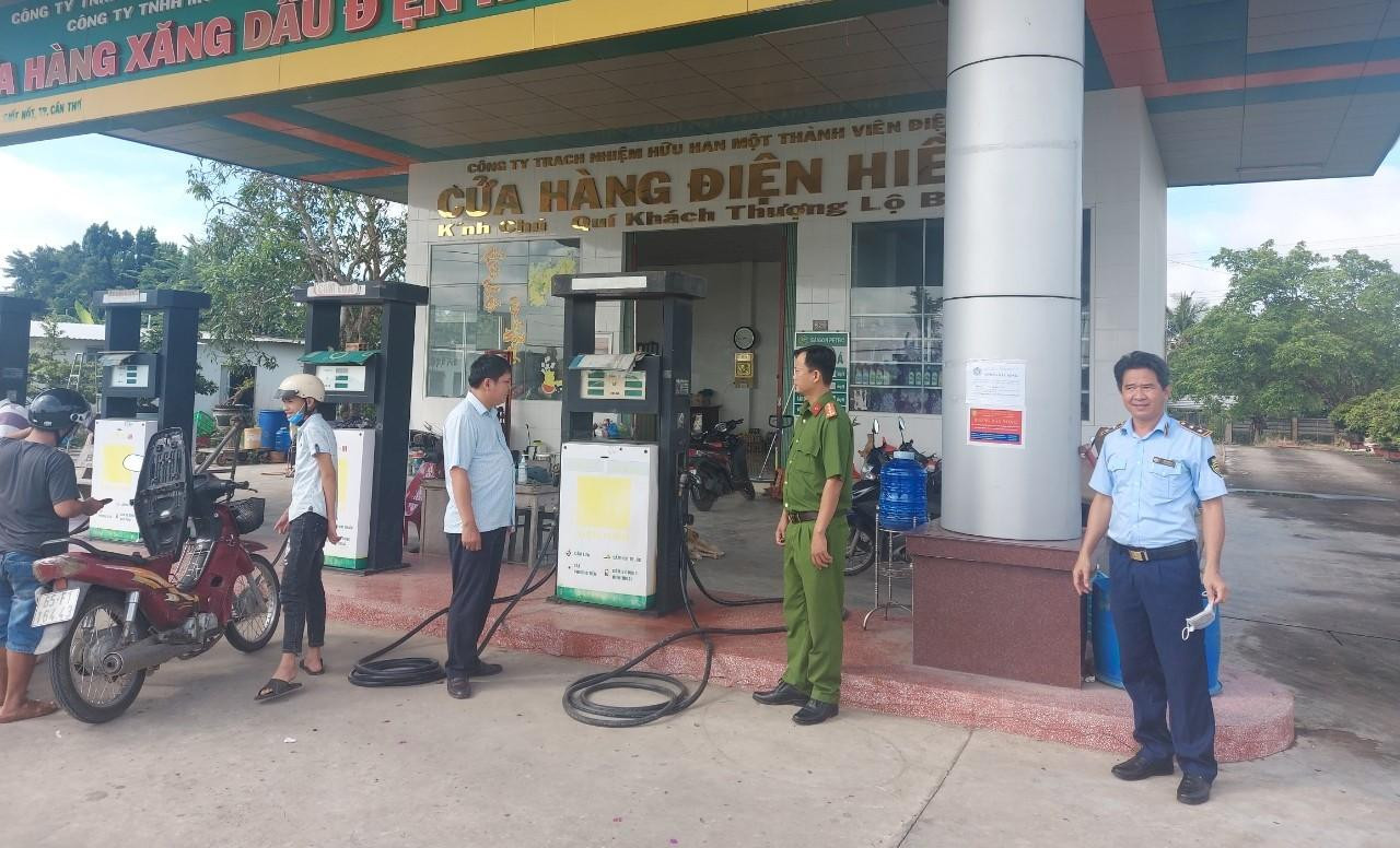 Lực lượng chức năng TP Cần Thơ kiểm tra các cửa hàng xăng dầu. Lực lượng chức năng TP Cần Thơ kiểm tra các cửa hàng xăng dầu.