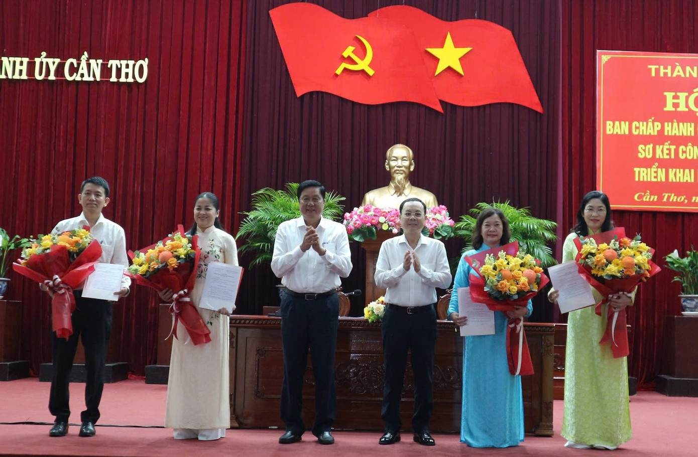 Lãnh đạo thành phố Cần Thơ trao quyết định cho các cán bộ.