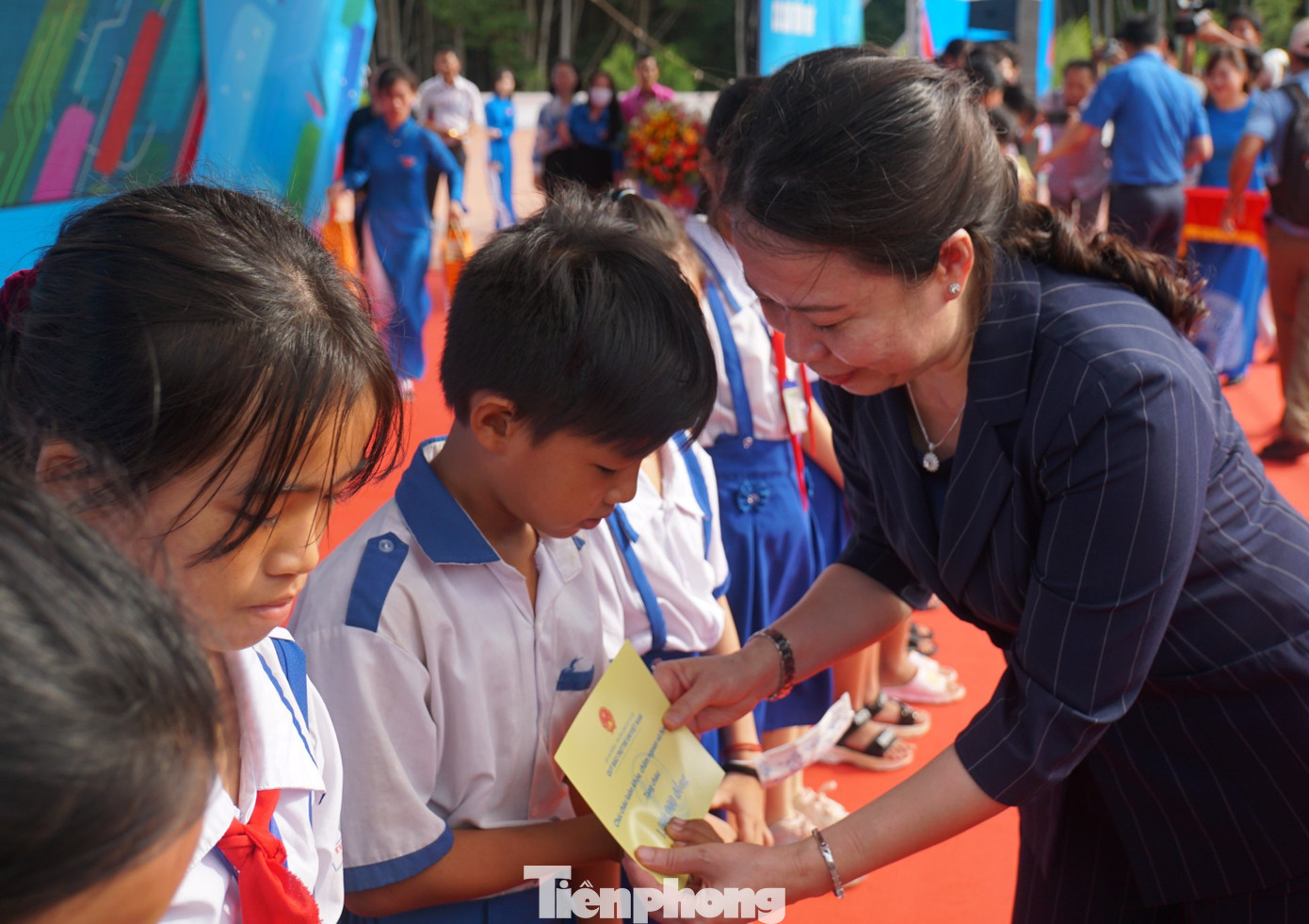 Phó Chủ tịch nước Võ Thị Ánh Xuân tặng quà cho học sinh tại lễ ra quân.