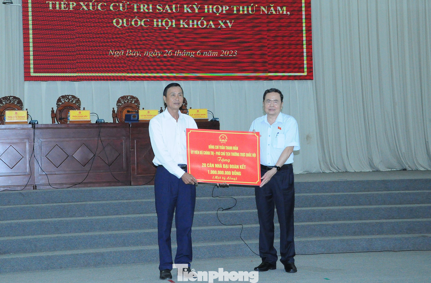 Phó Chủ tịch Thường trực Quốc hội Trần Thanh Mẫn trao tặng 20 căn nhà Đại đoàn kết cho các hộ nghèo thành phố Ngã Bảy, tỉnh Hậu Giang. Ảnh: CK. Phó Chủ tịch Thường trực Quốc hội Trần Thanh Mẫn trao tặng 20 căn nhà Đại đoàn kết cho các hộ nghèo thành phố Ngã Bảy, tỉnh Hậu Giang. Ảnh: CK.