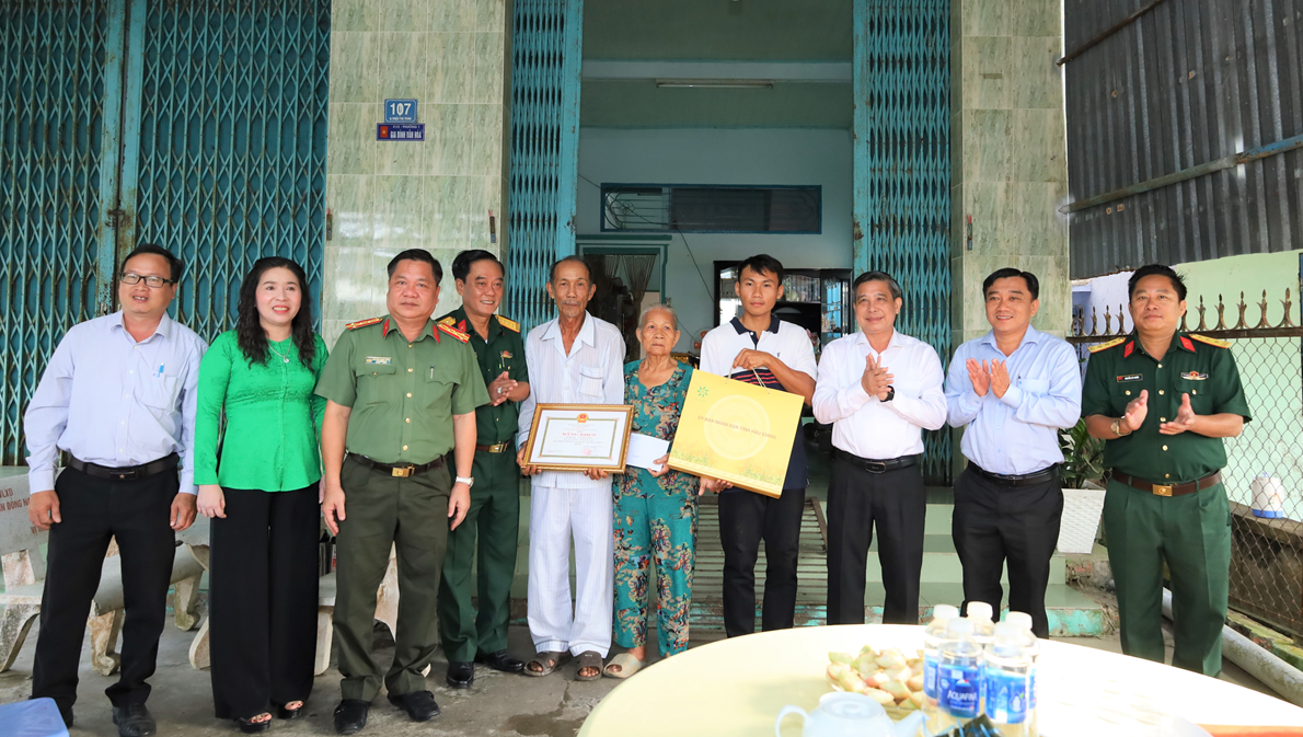 Ông Đồng Văn Thanh - Bí thư Tỉnh ủy, Chủ tịch UBND tỉnh Hậu Giang thăm hỏi, khen thưởng, tặng quà gia đình thanh niên nhập ngũ tại thành phố Vị Thanh. Ông Đồng Văn Thanh - Bí thư Tỉnh ủy, Chủ tịch UBND tỉnh Hậu Giang thăm hỏi, khen thưởng, tặng quà gia đình thanh niên nhập ngũ tại thành phố Vị Thanh.