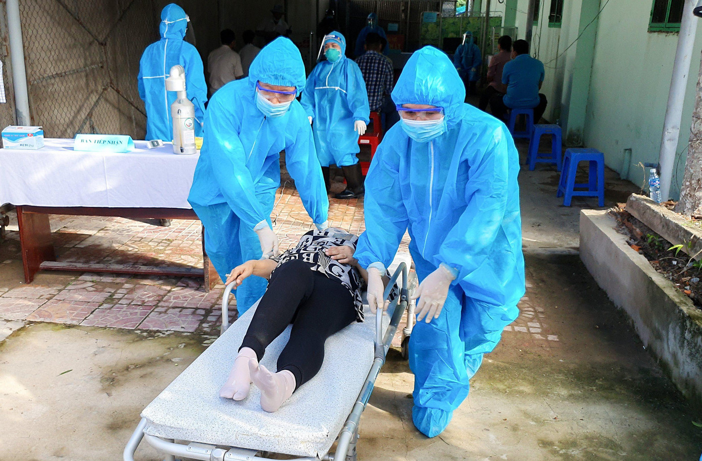 Diễn biến dịch ngày 16/5: Tăng vọt ca mắc ở ổ dịch Bắc Giang, Điện Biên đình chỉ 3 cán bộ ảnh 23 Diễn biến dịch ngày 16/5: Tăng vọt ca mắc ở ổ dịch Bắc Giang, Điện Biên đình chỉ 3 cán bộ ảnh 23