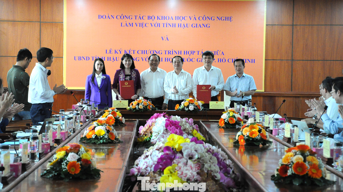 Cũng dịp này, UBND tỉnh Hậu Giang và Đại học Quốc gia TPHCM đã ký kết chương trình hợp tác. Ảnh: CK.