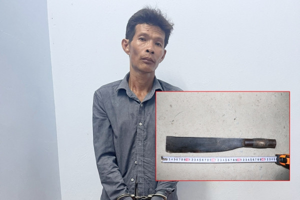 Lê Văn Nhịn và hung khí gây án. Ảnh: Hồ Giang Lê Văn Nhịn và hung khí gây án. Ảnh: Hồ Giang