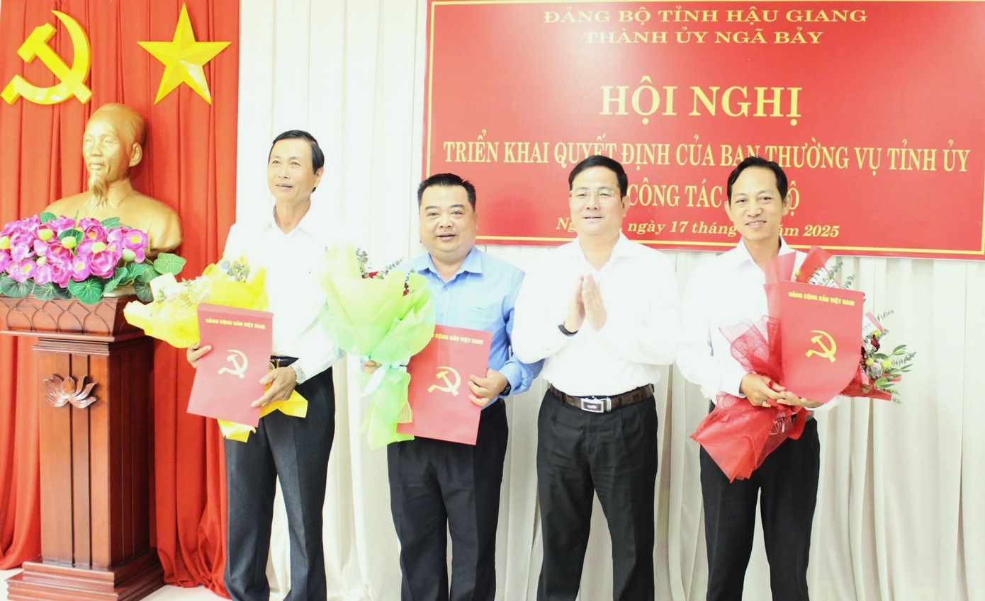 Ông Trần Văn Huyến - Phó Bí thư Thường trực Tỉnh ủy, Chủ tịch UBND tỉnh Hậu Giang trao các quyết định. Ông Trần Văn Huyến - Phó Bí thư Thường trực Tỉnh ủy, Chủ tịch UBND tỉnh Hậu Giang trao các quyết định.