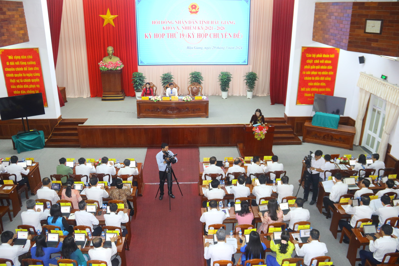 Quang cảnh kỳ họp. Quang cảnh kỳ họp.