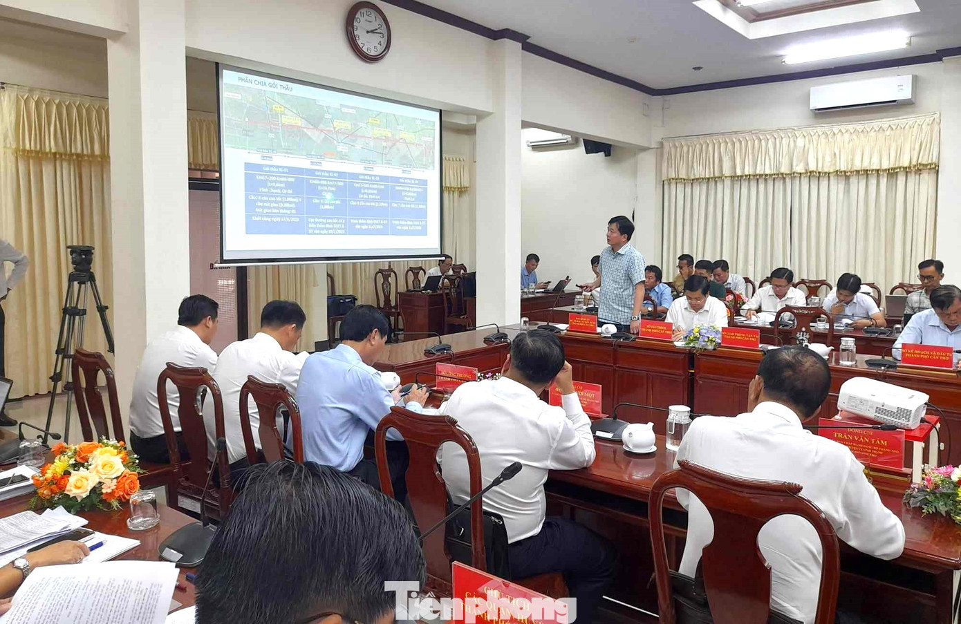 Ông Lê Minh Cường – Giám đốc Ban QLDA ĐTXD TP Cần Thơ báo cáo tiến độ thực hiện dự án cao tốc Châu Đốc - Cần Thơ - Sóc Trăng đoạn qua địa bàn TP. Ảnh: Cảnh Kỳ