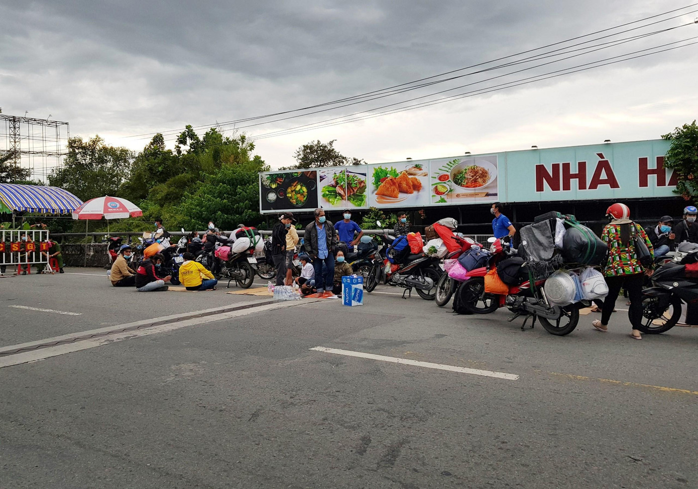 Người dân về quê chờ qua chốt kiểm soát tại cửa ngõ vào Hậu Giang. Người dân về quê chờ qua chốt kiểm soát tại cửa ngõ vào Hậu Giang.