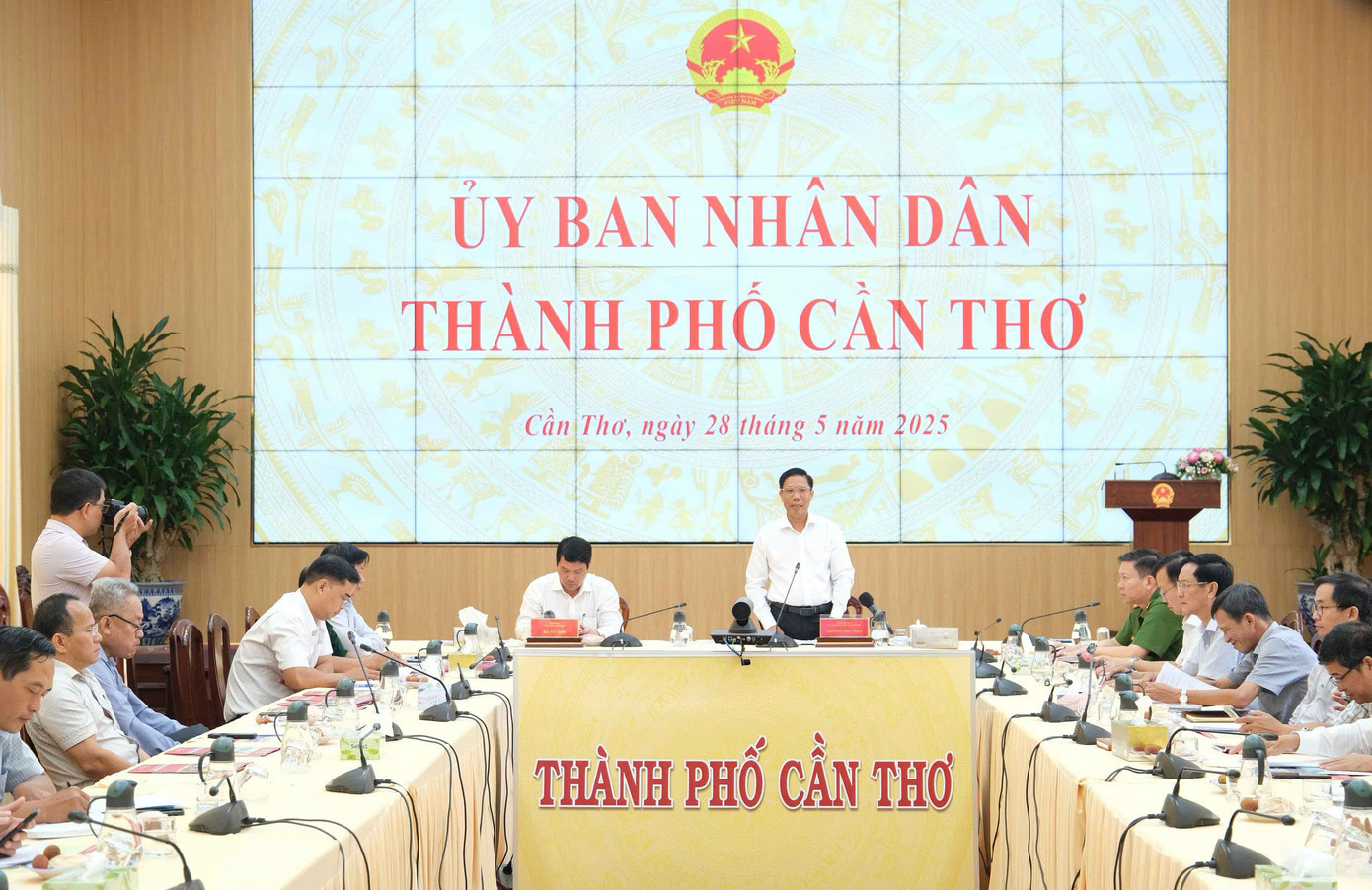 Ông Nguyễn Thực Hiện - Phó Chủ tịch UBND thành phố Cần Thơ chỉ đạo tại cuộc họp.