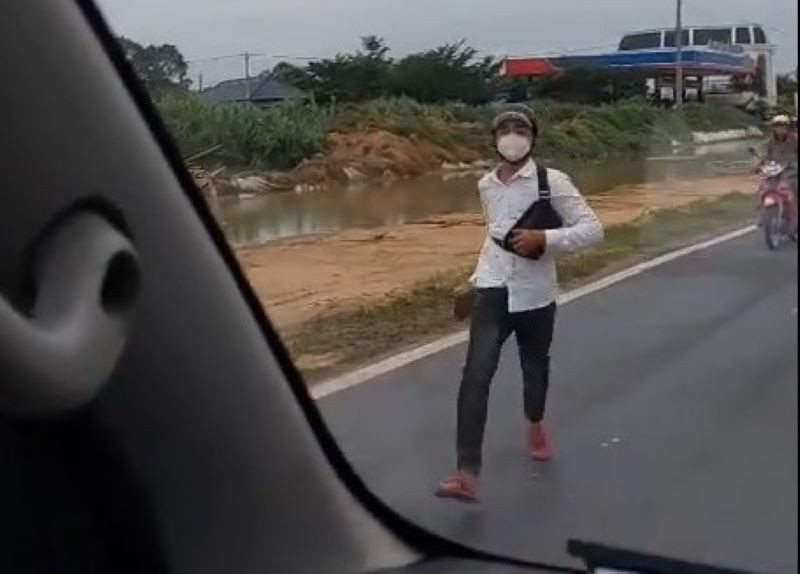 Nam thanh niên cầm vật cứng ném vỡ kính xe ô tô. Ảnh cắt từ clip